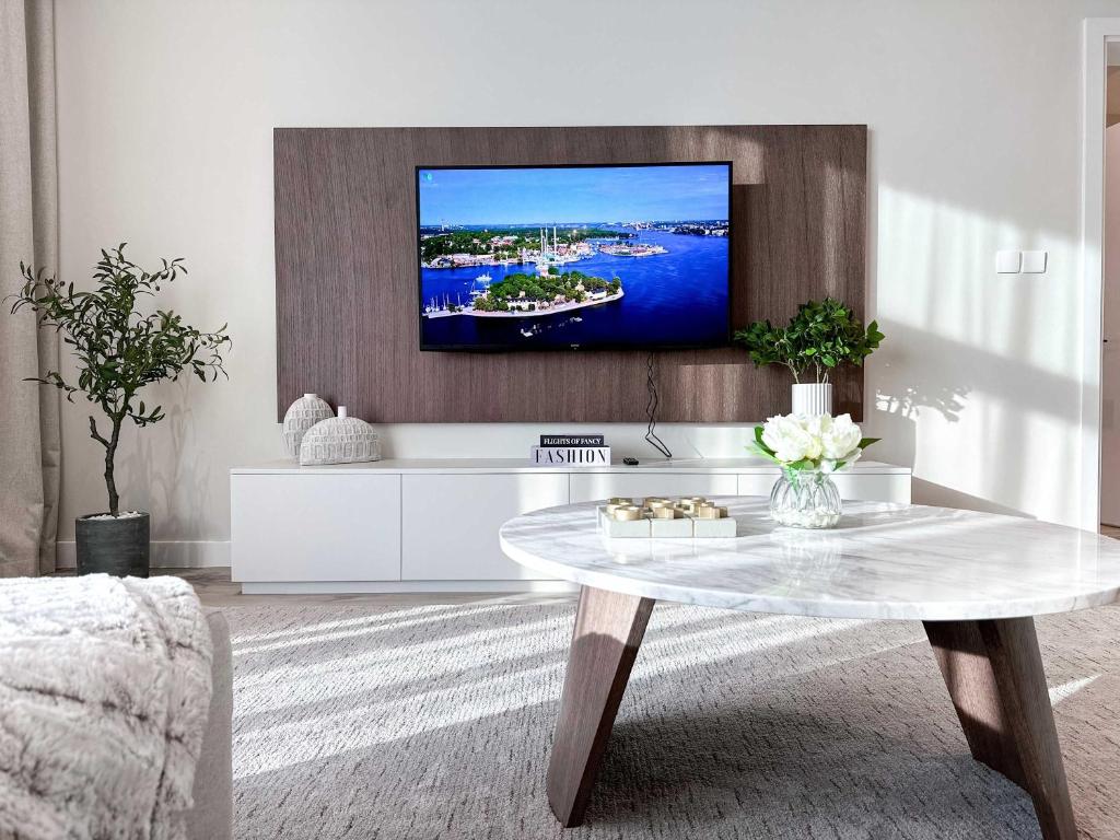 Una televisión o centro de entretenimiento en Luxury 1BR Suite with Direct Burj Al Arab View