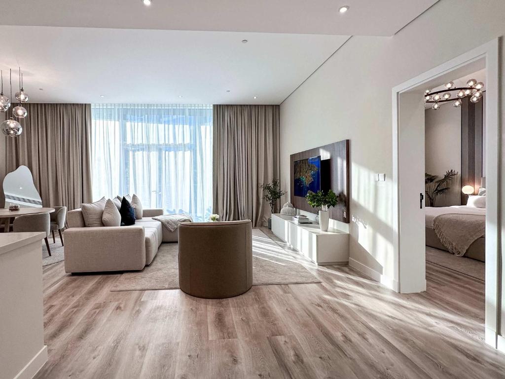 Una televisión o centro de entretenimiento en Luxury 1BR Suite with Direct Burj Al Arab View