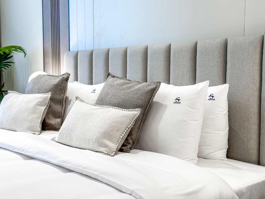 Una cama o camas en una habitación de Luxury 1BR Suite with Direct Burj Al Arab View
