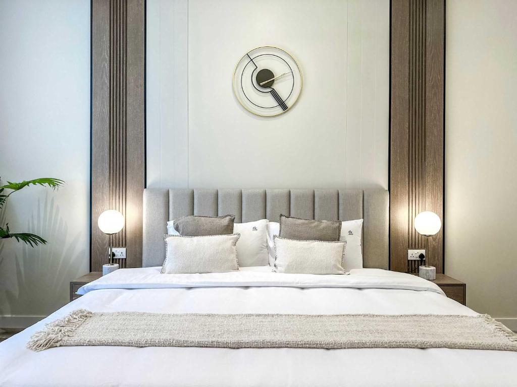 Una cama o camas en una habitación de Luxury 1BR Suite with Direct Burj Al Arab View