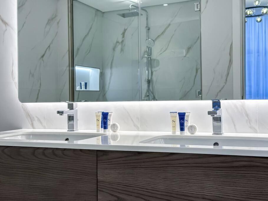 a bathroom with two sinks and a large mirror at Fantastic flat in TiaraResidence in Dubai