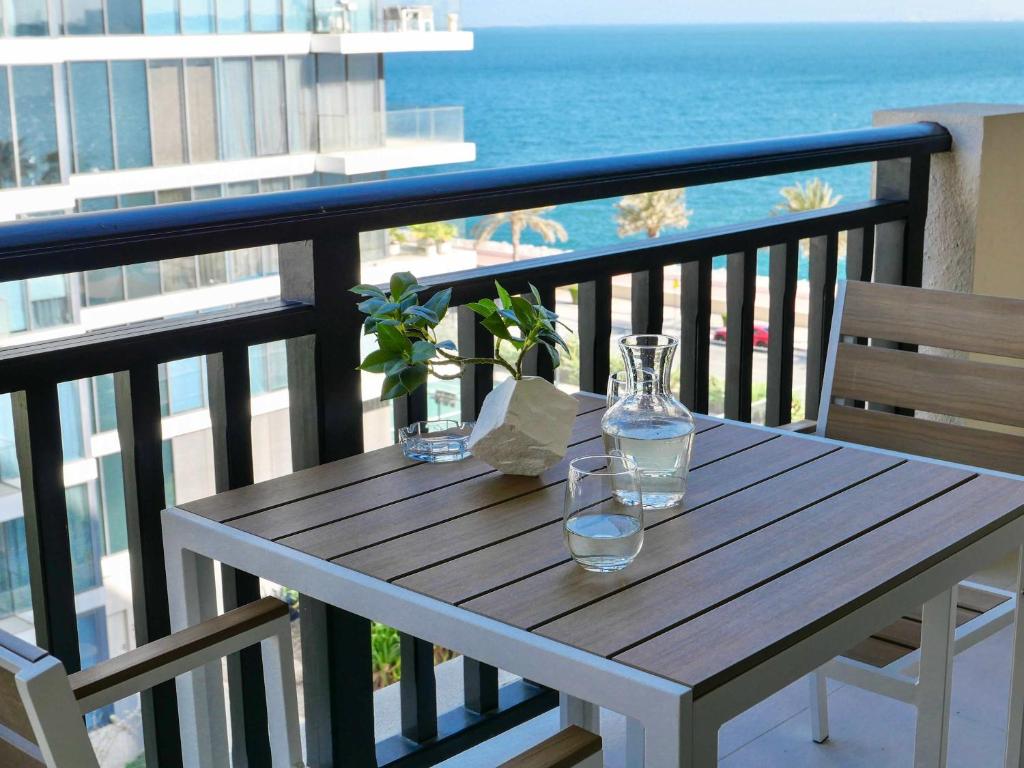 Un balcon sau o terasă la Ambient 1BR Apartment On The Beach at 5 Star Resort
