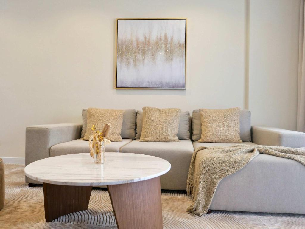 O zonă de relaxare la Ambient 1BR Apartment On The Beach at 5 Star Resort