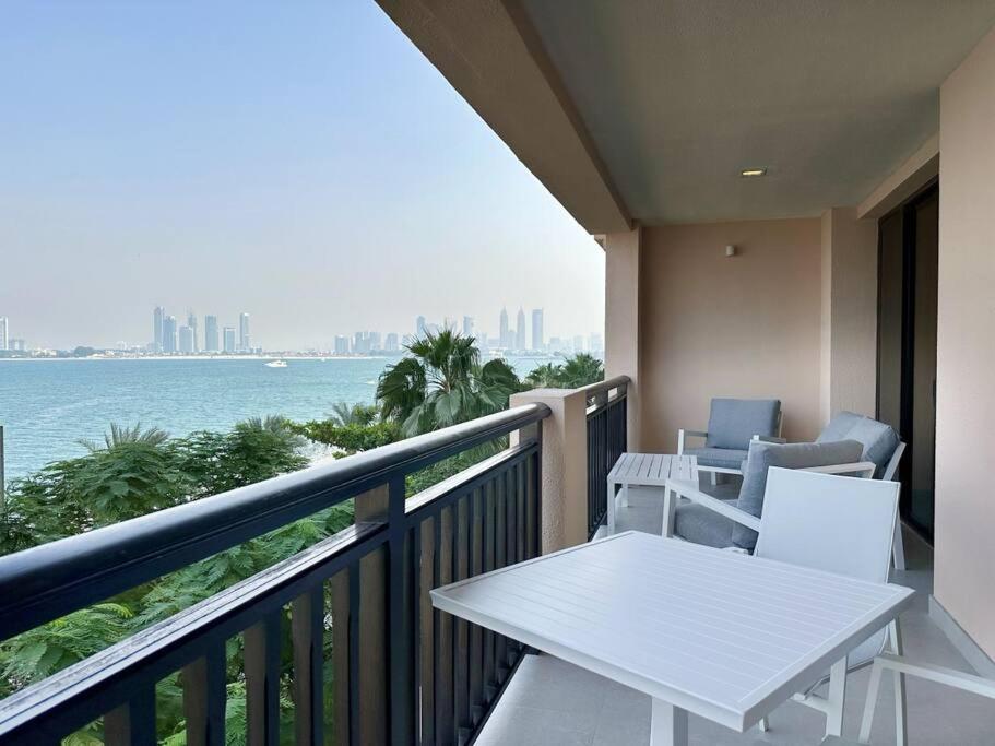 Upgraded Gorgeous 1BR at 5 Star Resort的阳台或露台