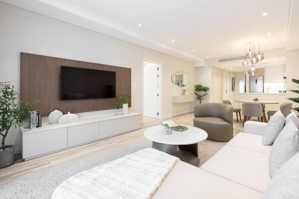 Upgraded Gorgeous 1BR at 5 Star Resort的电视和/或娱乐中心