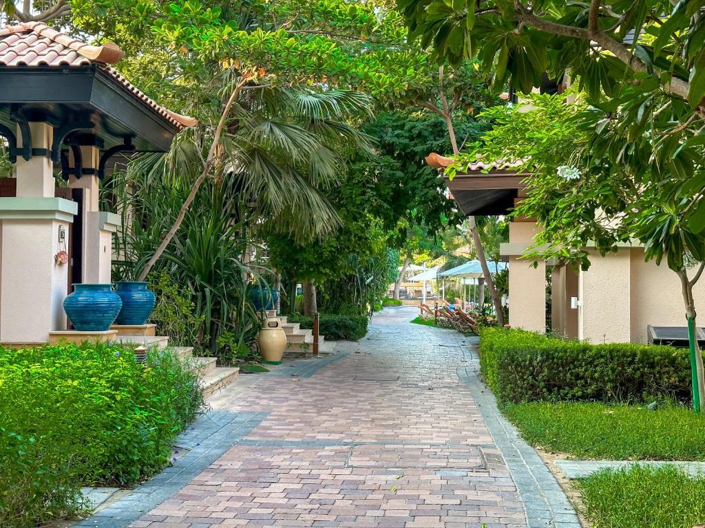 Upgraded Gorgeous 1BR at 5 Star Resort外面的花园