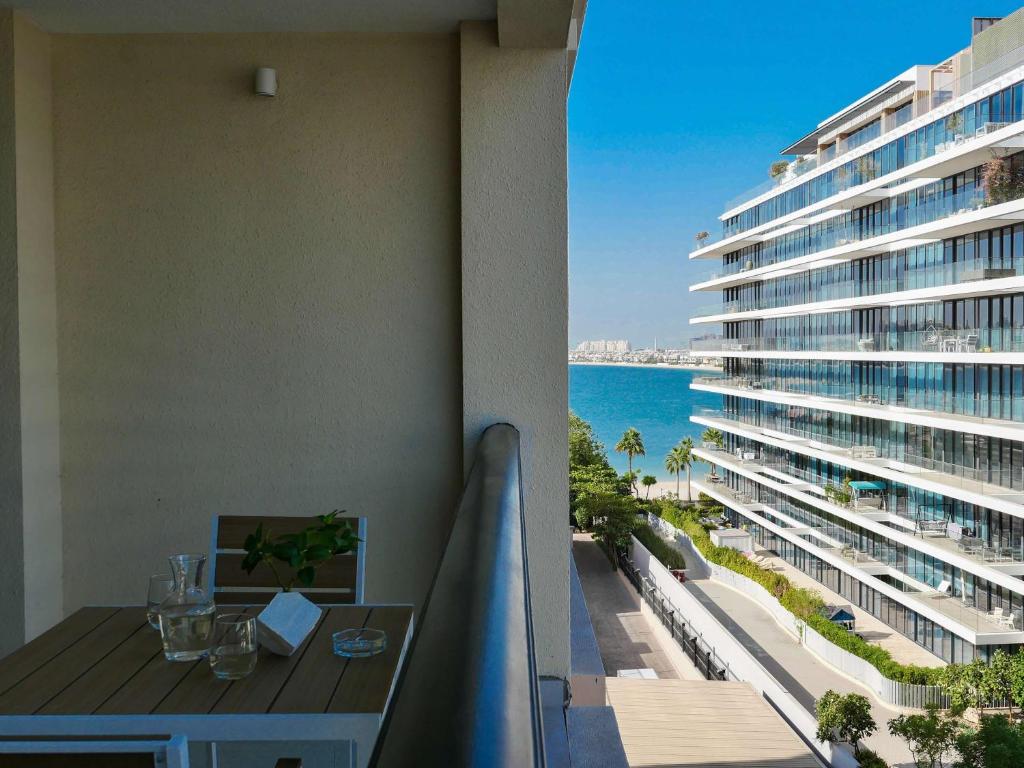Un balcon sau o terasă la Ambient 1BR Apartment On The Beach at 5 Star Resort