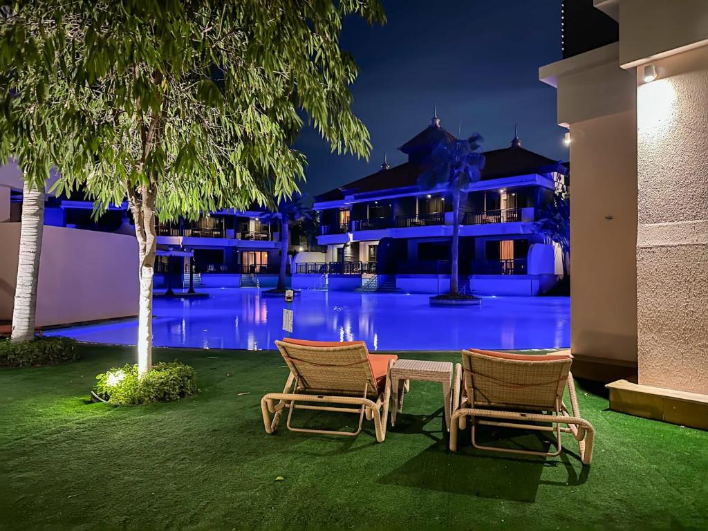 Upgraded Gorgeous 1BR at 5 Star Resort内部或周边的泳池