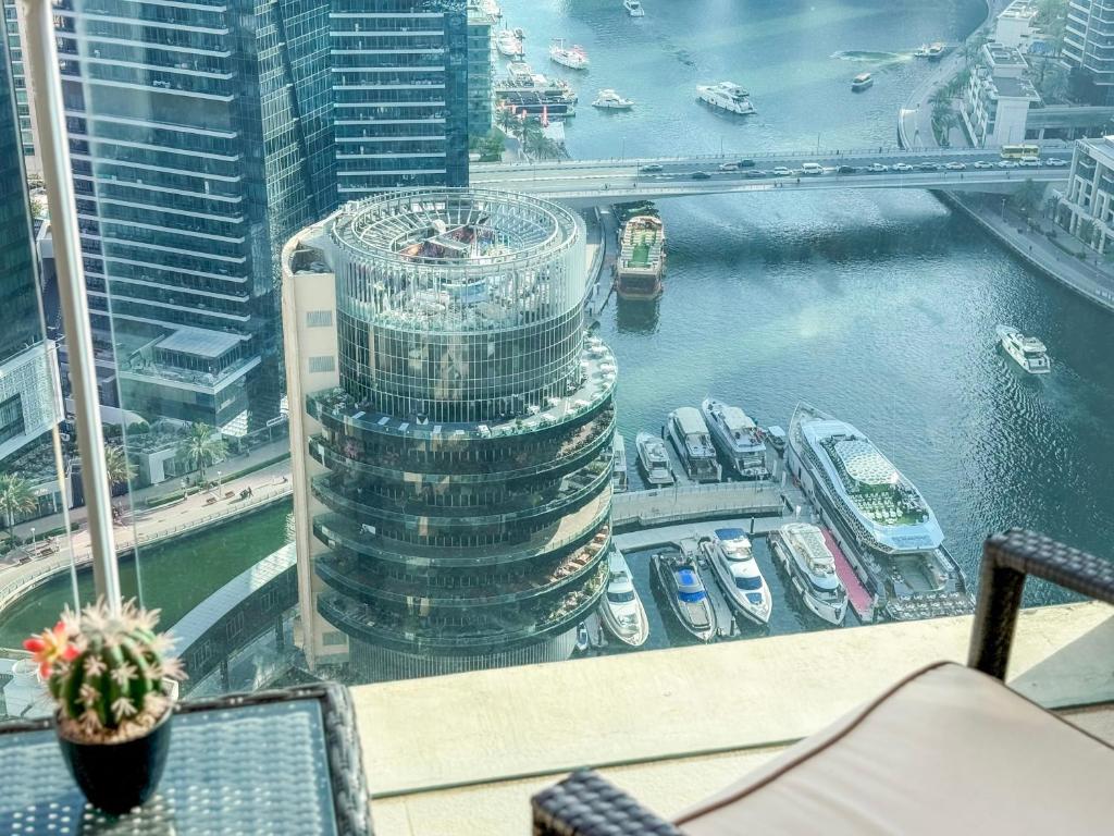 Nespecifikovaný výhled na destinaci Dubaj nebo výhled na město při pohledu z apartmánu