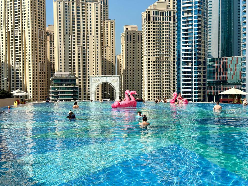 Bazén v ubytování Scenic view studio/Dubai Marina nebo v jeho okolí