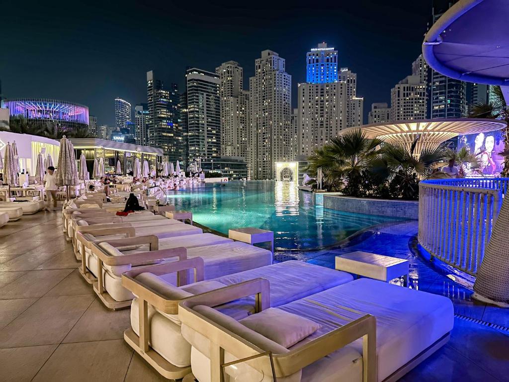 Bazén v ubytování Scenic view studio/Dubai Marina nebo v jeho okolí