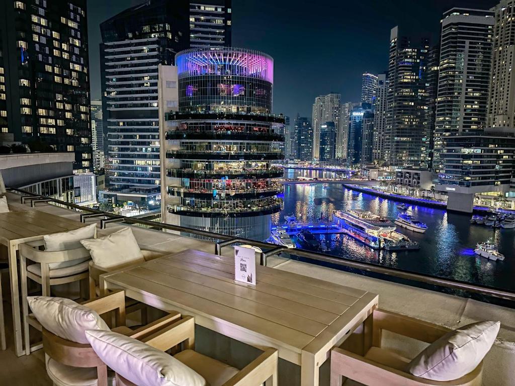 Nespecifikovaný výhled na destinaci Dubaj nebo výhled na město při pohledu z apartmánu