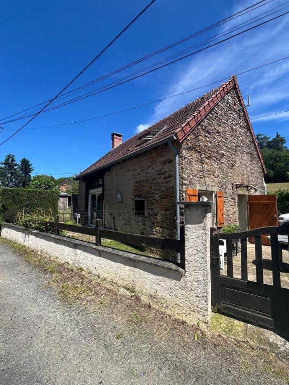 une ancienne maison en briques sur le côté de la route dans l'établissement La Petite Betoulle, à Bussière-Saint-Georges
