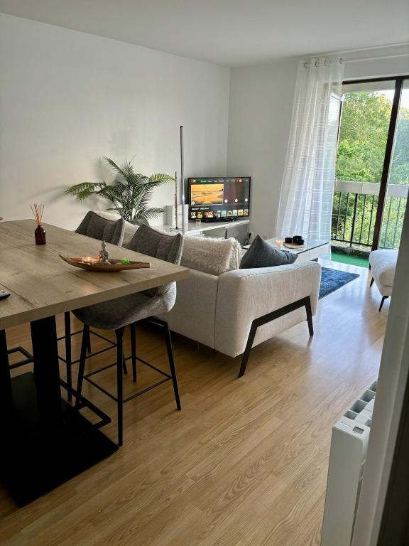 un salon avec un canapé et une table dans l'établissement Le T2 de Barbieux, 15mn Lille, secure parking, à Croix