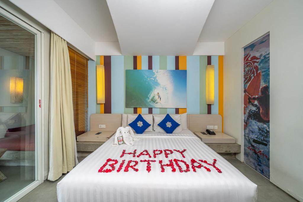 Postel nebo postele na pokoji v ubytování Bliss Surfer Hotel Legian