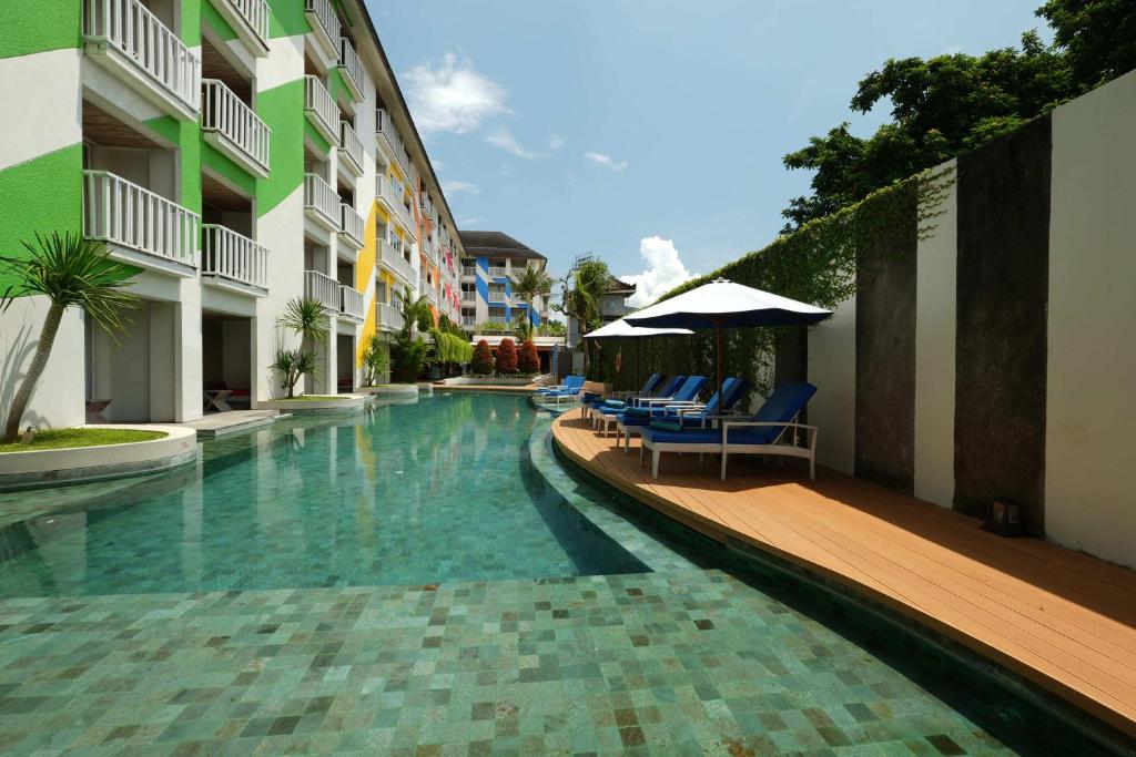 Bazén v ubytování Bliss Surfer Hotel Legian nebo v jeho okolí