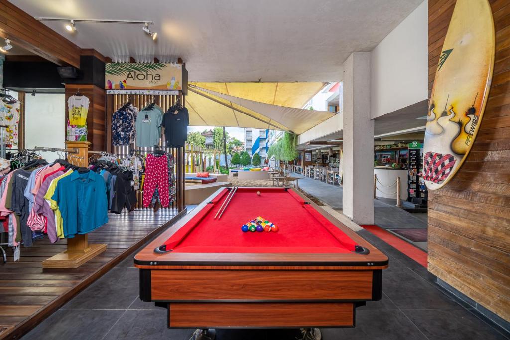 Biliár nebo kulečník v ubytování Bliss Surfer Hotel Legian