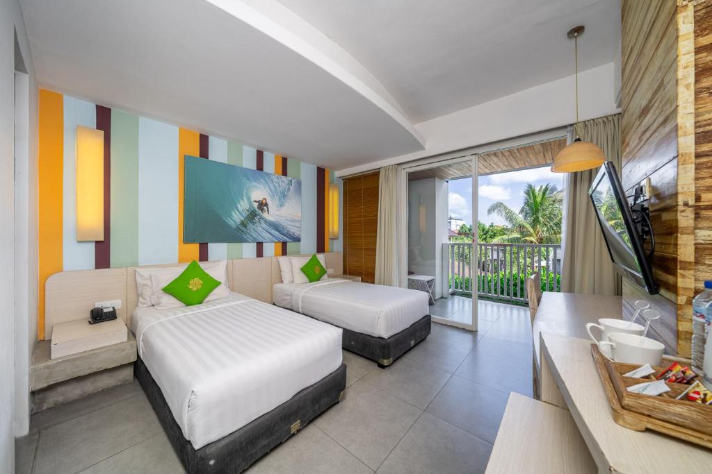 Postel nebo postele na pokoji v ubytování Bliss Surfer Hotel Legian