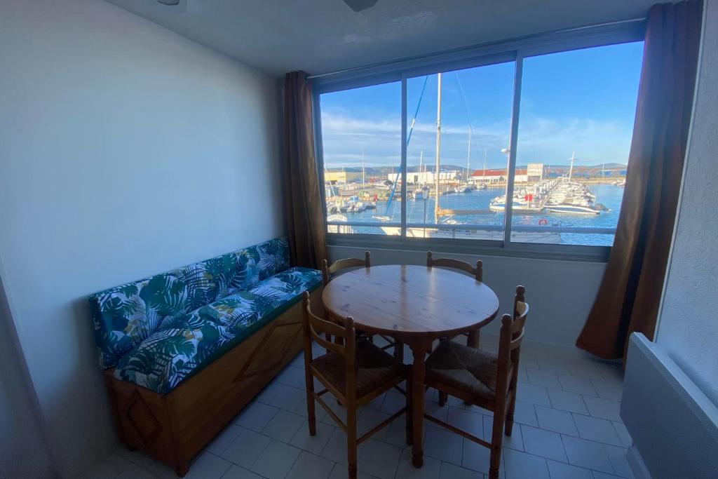 Photo de la galerie de l'établissement Apartment with harbor and pond view, à Frontignan