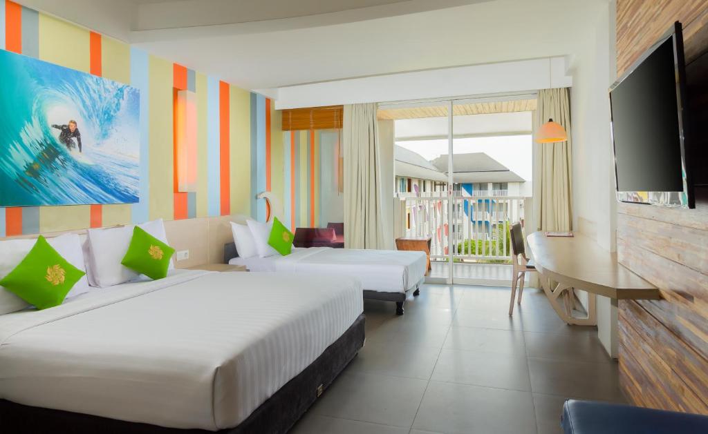 Postel nebo postele na pokoji v ubytování Bliss Surfer Hotel Legian