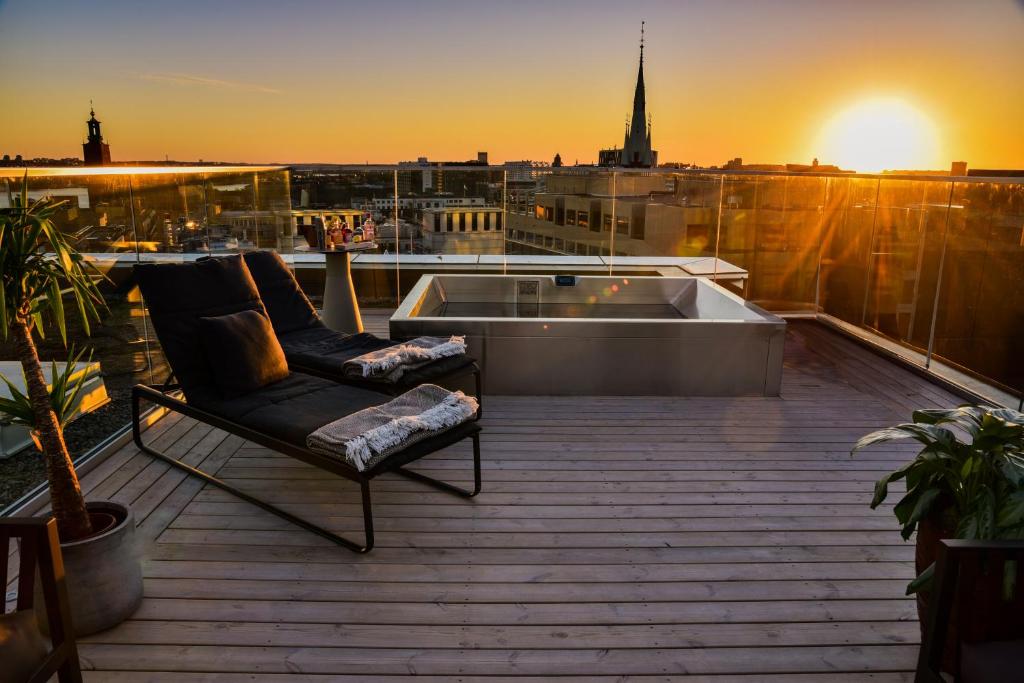 Východ nebo západ slunce při pohledu z hotelu nebo okolí