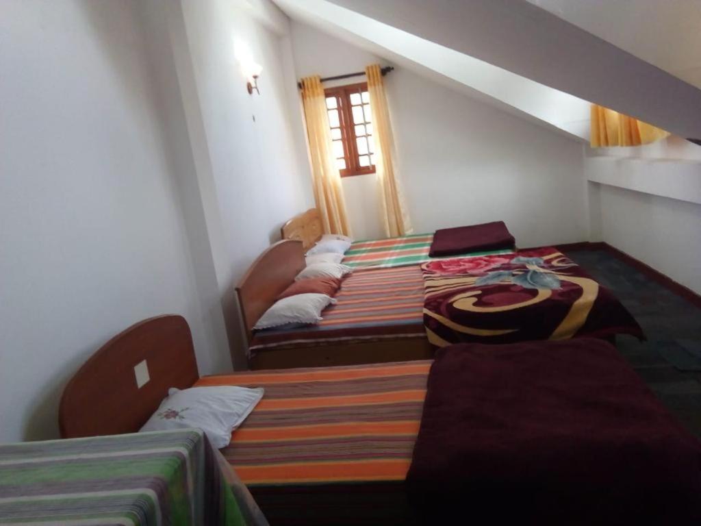 Postel nebo postele na pokoji v ubytování Jayamasa Lucy Home