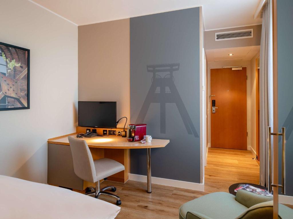 TV a/nebo společenská místnost v ubytování Mercure Hotel Bochum City