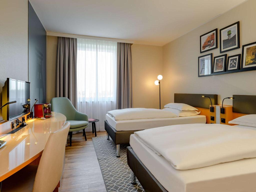 Postel nebo postele na pokoji v ubytování Mercure Hotel Bochum City