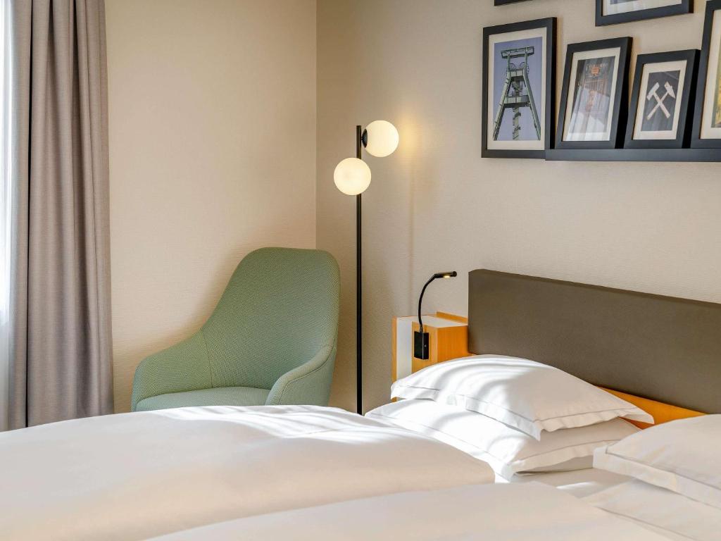 Postel nebo postele na pokoji v ubytování Mercure Hotel Bochum City