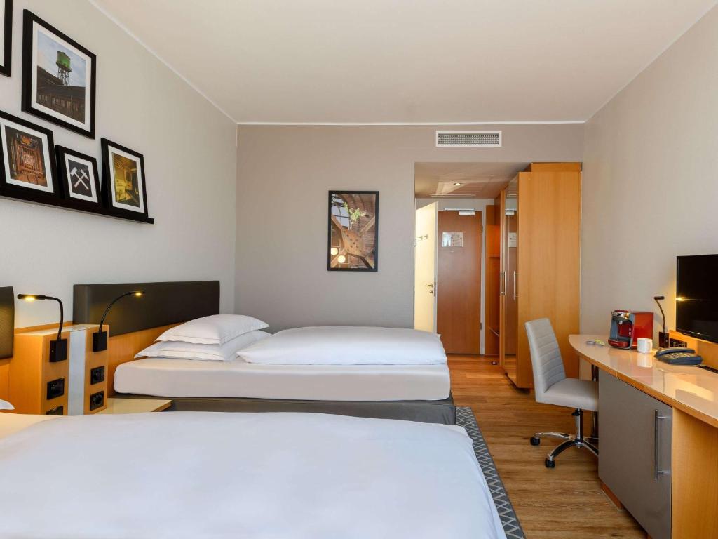 Postel nebo postele na pokoji v ubytování Mercure Hotel Bochum City