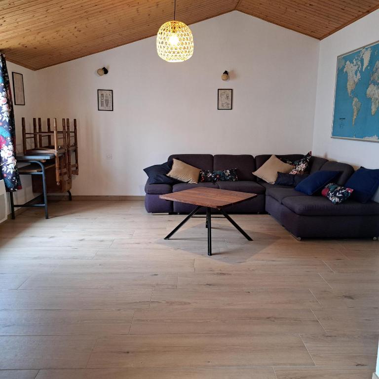 un salon avec un canapé et une table dans l'établissement Maison de pêcheur au calme, à Bretignolles-sur-Mer
