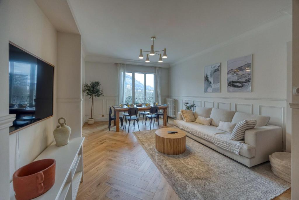 un salon avec un canapé et une table dans l'établissement #HS The precious Paul Mistral, à Grenoble