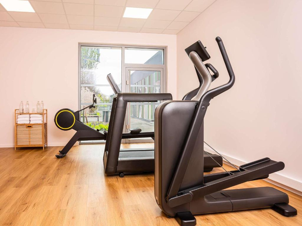 Posilňovňa alebo fitness centrum v ubytovaní Mercure Dunkerque Centre Gare