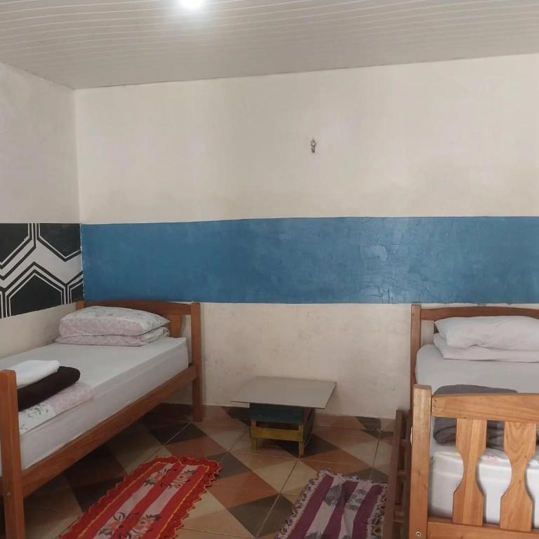 Postel nebo postele na pokoji v ubytování Quarto compartilhado com ar condicionado banheiro externo compartilhado