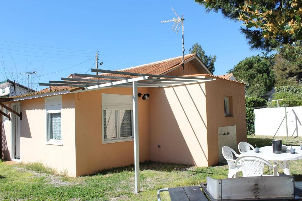 une petite maison avec une table en face dans l'établissement SP000-04B Maison 3 pièces SAINT PIERRE LA MER, à Saint Pierre La Mer