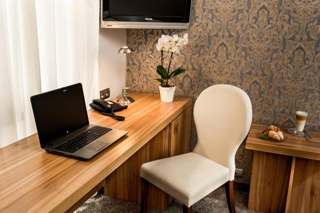 Tulip Hotels - Wroclaw Patio - Standard Room 1 Queen Bed