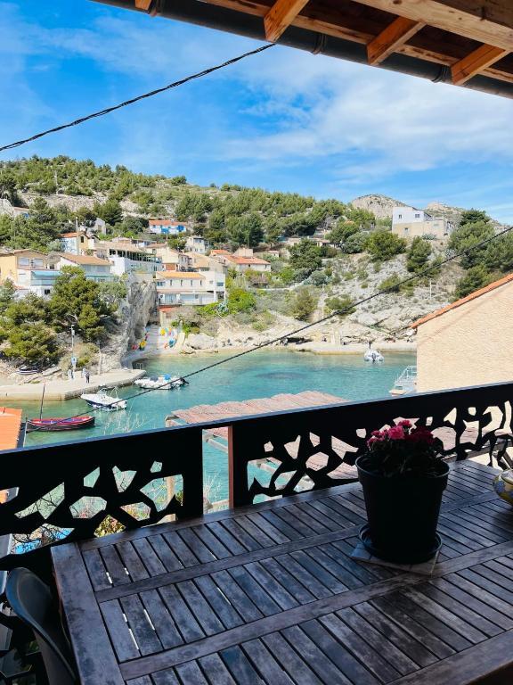 - une vue sur la plage depuis le balcon d'une maison dans l'établissement Les nuits d'été Niolon, à Le Rove