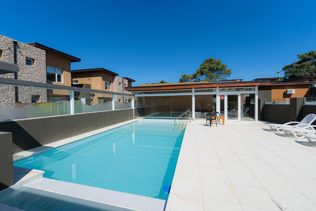 a swimming pool on the side of a building at Complejo Altos La Caleta in Mar de Cobo