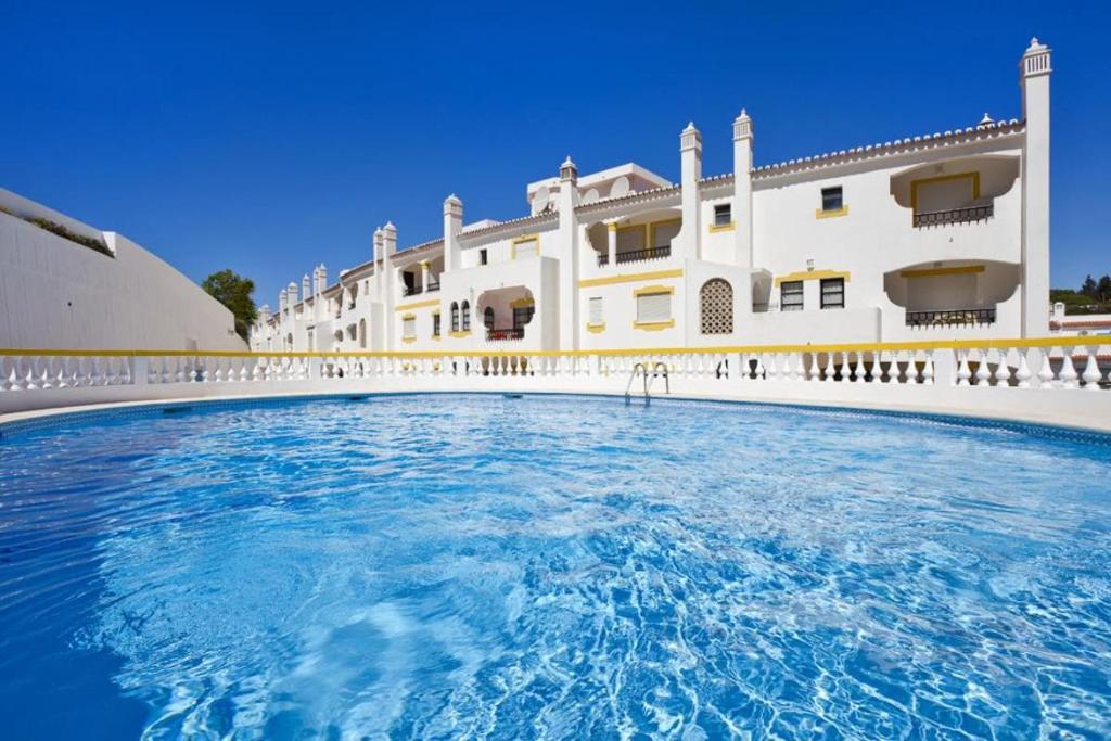 Central 2 bed apartment, terrace and shared pool