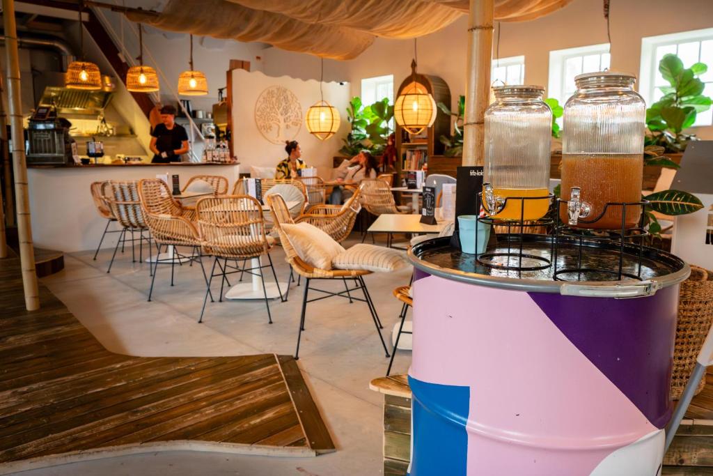 een restaurant met tafels en stoelen en een bar bij Ouder-kind B&B Droomzacht - Natuurkamer in Epe
