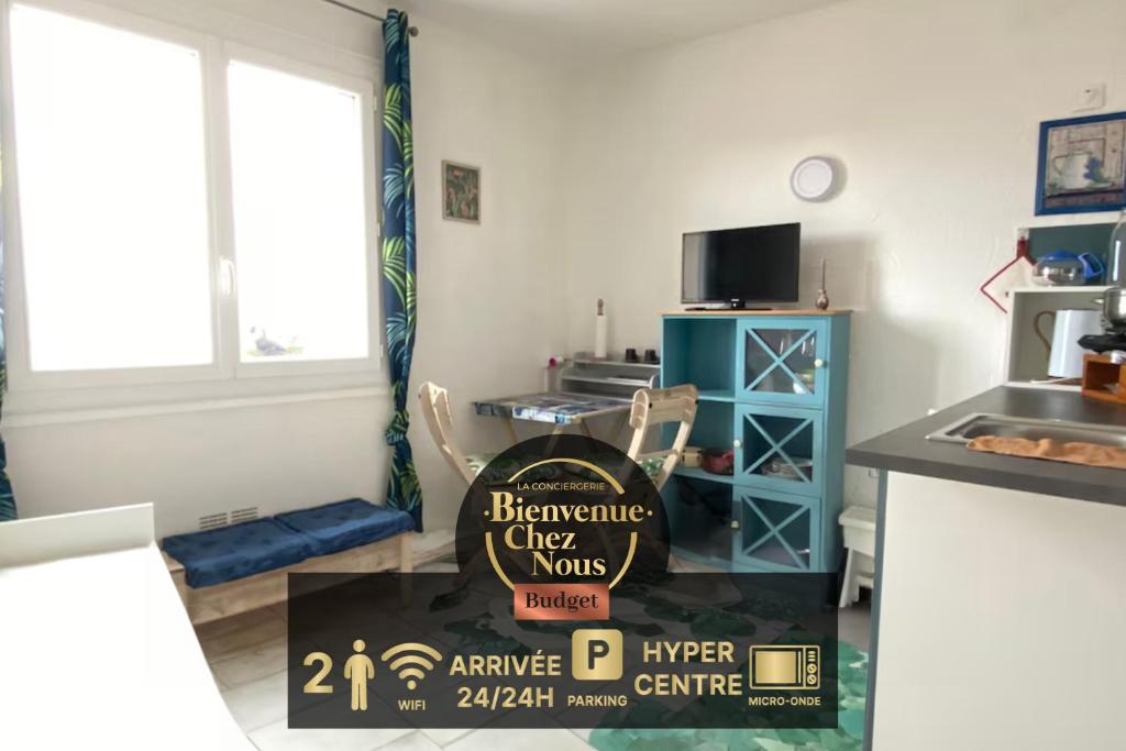 eine Küche mit einem Schild in der Mitte eines Raumes in der Unterkunft Joli studio vers les thermes, Anatole France -Royat in Royat