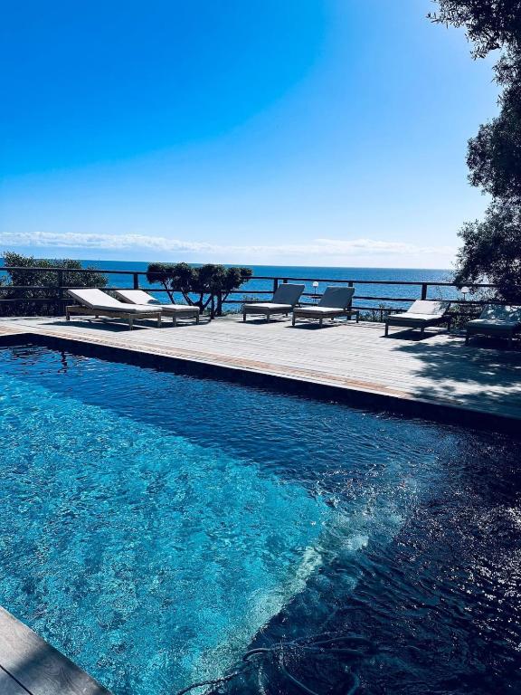 une piscine avec vue sur l'océan dans l'établissement Villa Cala d Oro Vue mer Piscine et Crique privée, à Sari-Solenzara
