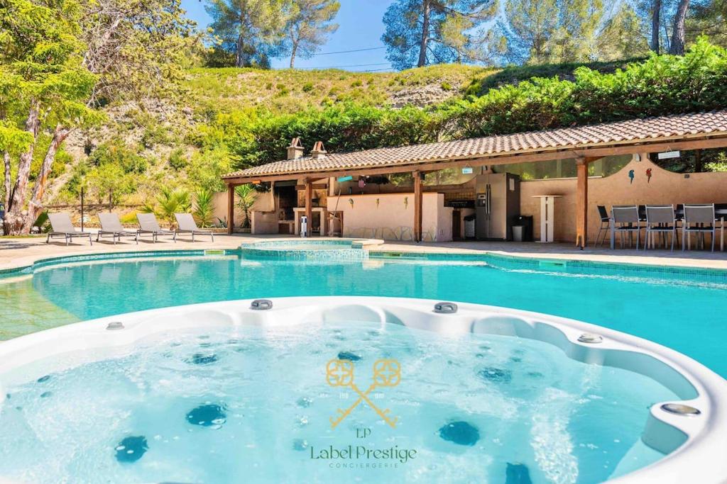 - une grande piscine au milieu d'une maison dans l'établissement La Bastide du Vallon, à La Ciotat