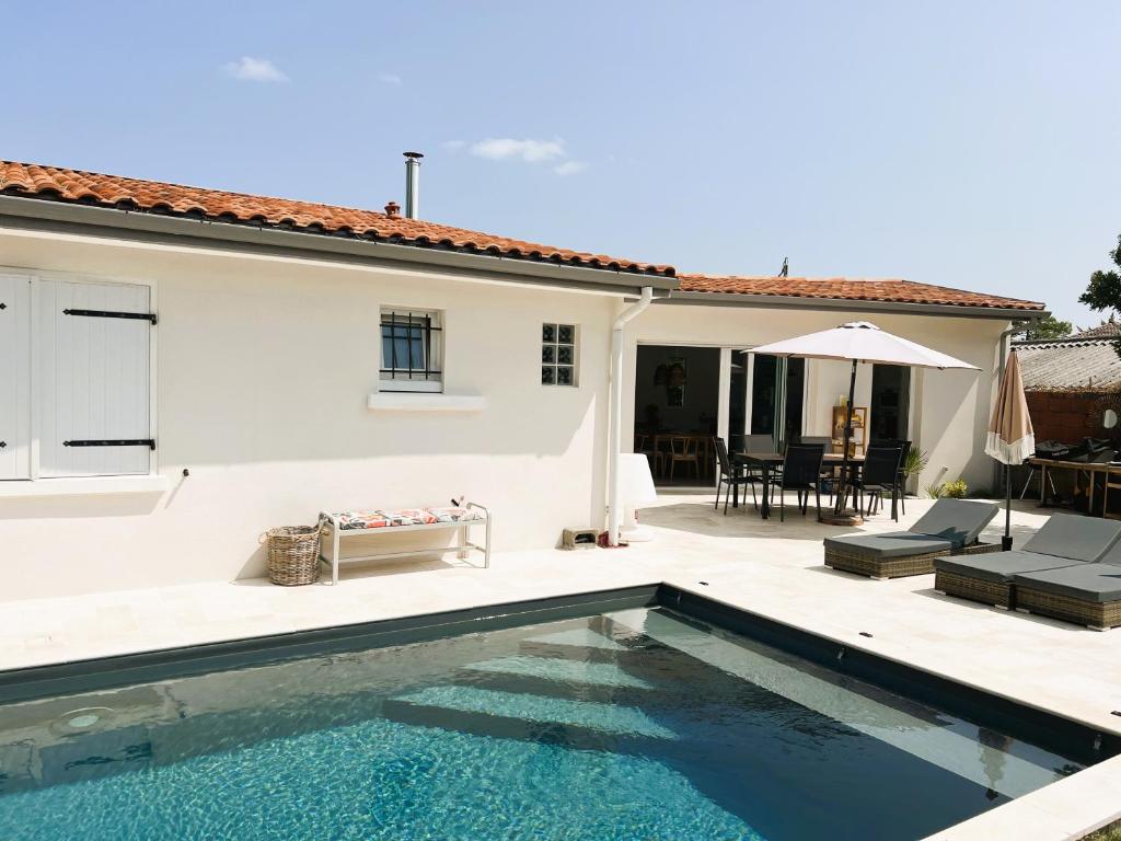 Bazén v ubytování Nouveau! Villa Bahia, Piscine chauffée, Plage à 400m nebo v jeho okolí