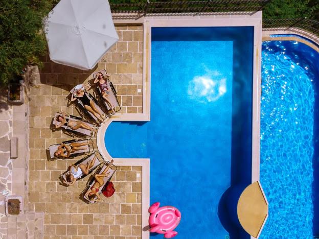 Bazén v ubytování Apartments Pietra Mare nebo v jeho okolí