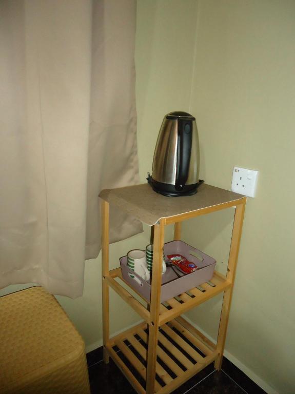 Příslušenství pro přípravu čaje a kávy v ubytování Kirana Guestroom