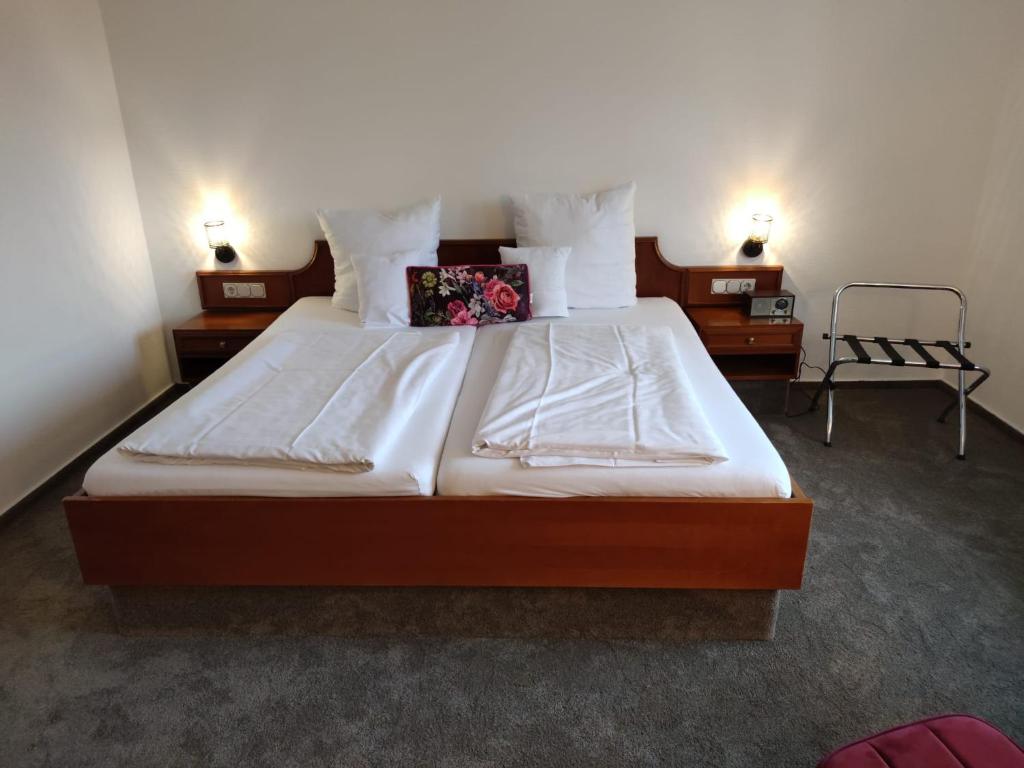 Postel nebo postele na pokoji v ubytování Eppelborner Hof