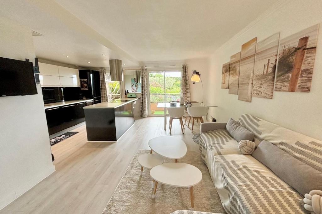 un salon avec un canapé et une table dans l'établissement escape to Le Cannet 3 room sea view, au Cannet