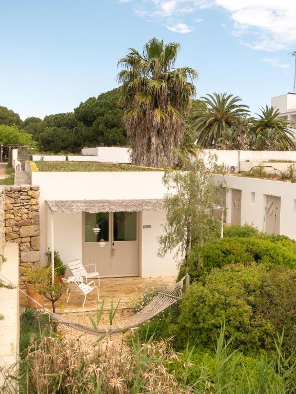 a view of the house from the garden at Hostal Empúries in L'Escala