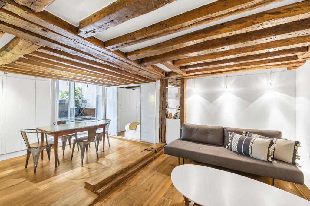 un salon avec un canapé et une table dans l'établissement Petit Chalet, à Paris